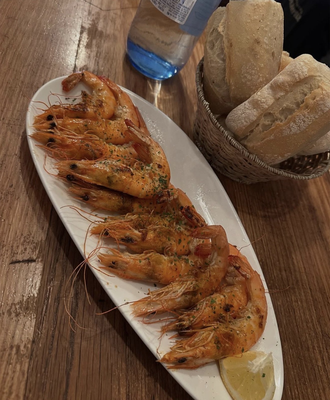 Langostinos a la plancha servidos en bandeja