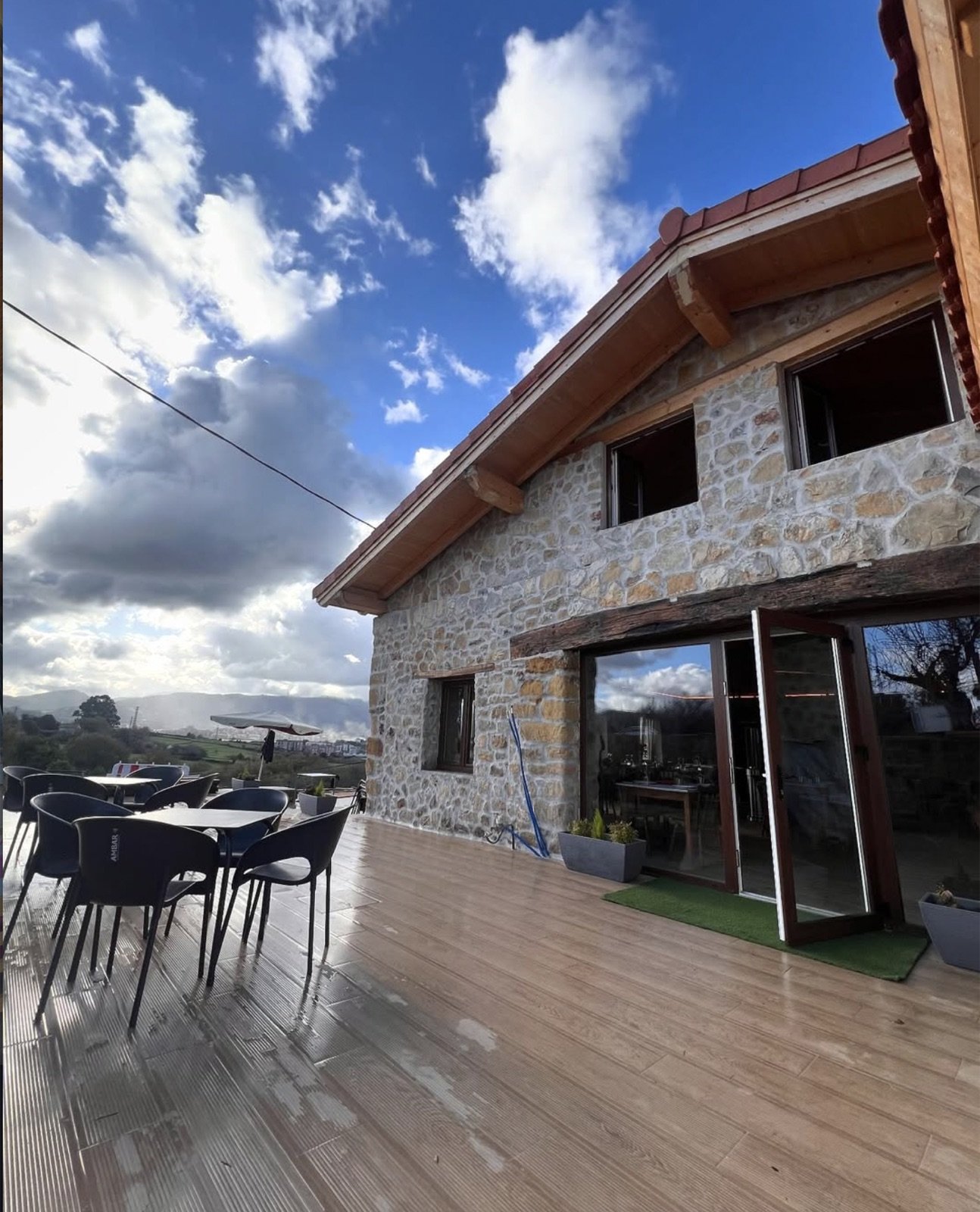 Terraza exterior y fachada lateral de Kurtze Bekoa