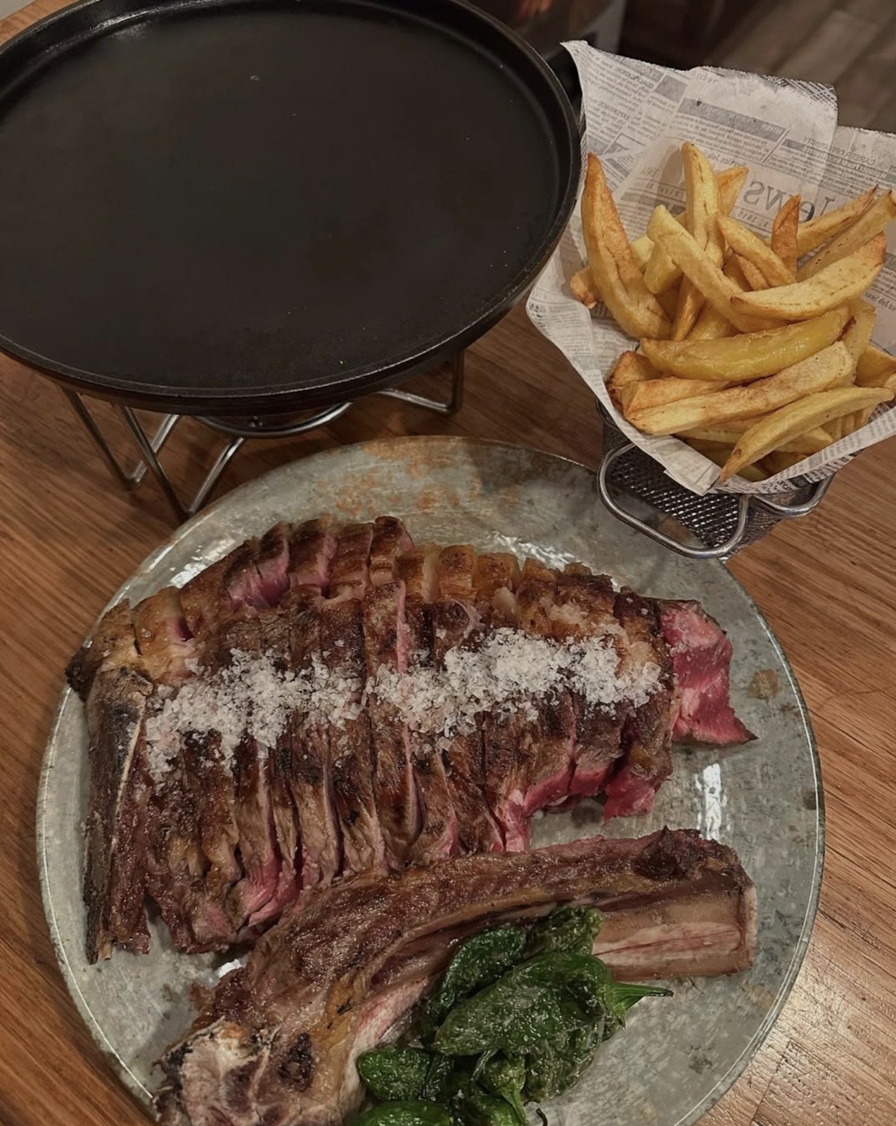 Txuleta de vaca a la parrilla con patatas y pimientos