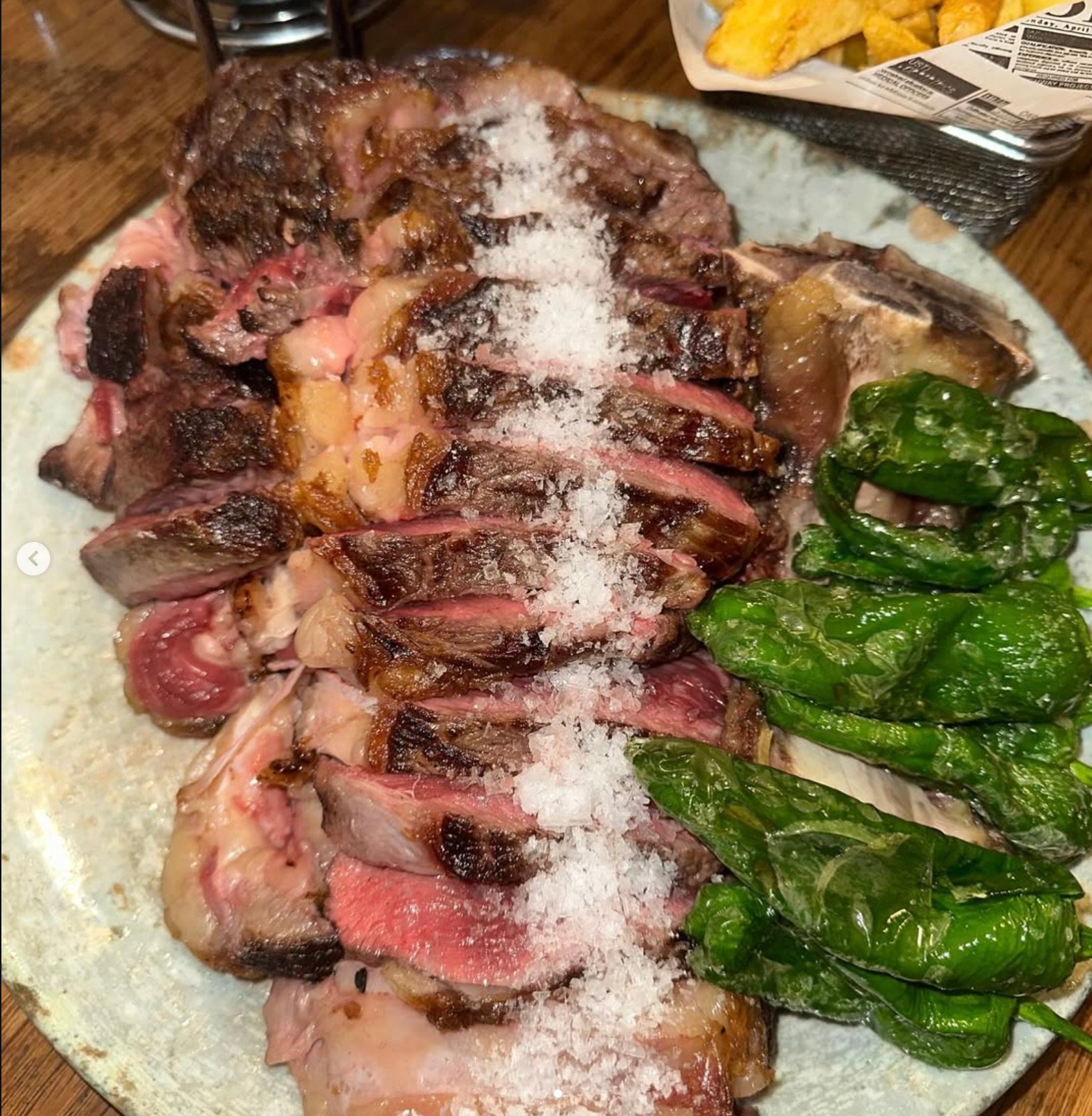 Chuletón con pimientos de Padrón