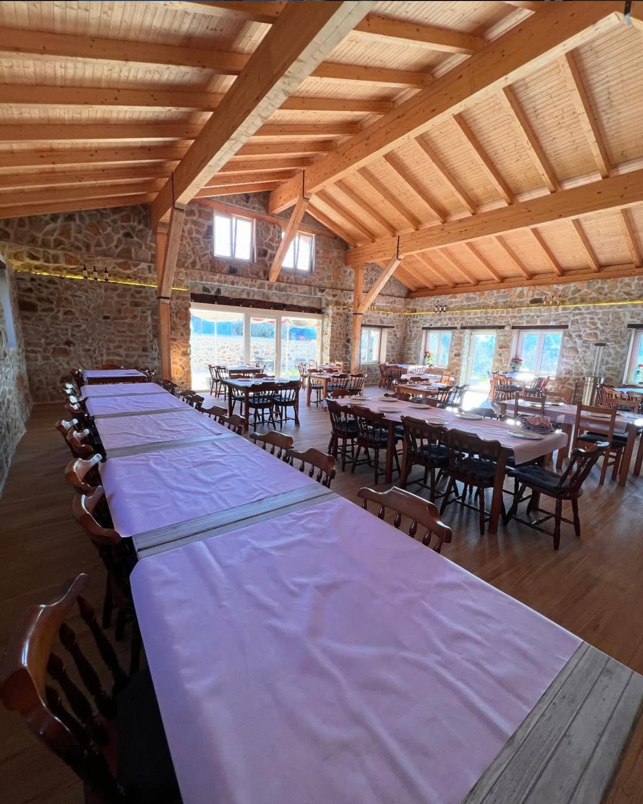 Comedor de Kurtze Bekoa con vigas de madera y paredes de piedra
