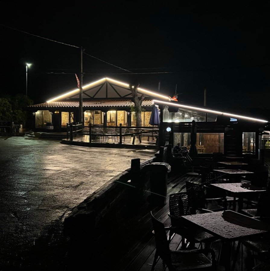 Exterior de Kurtze Bekoa iluminado de noche