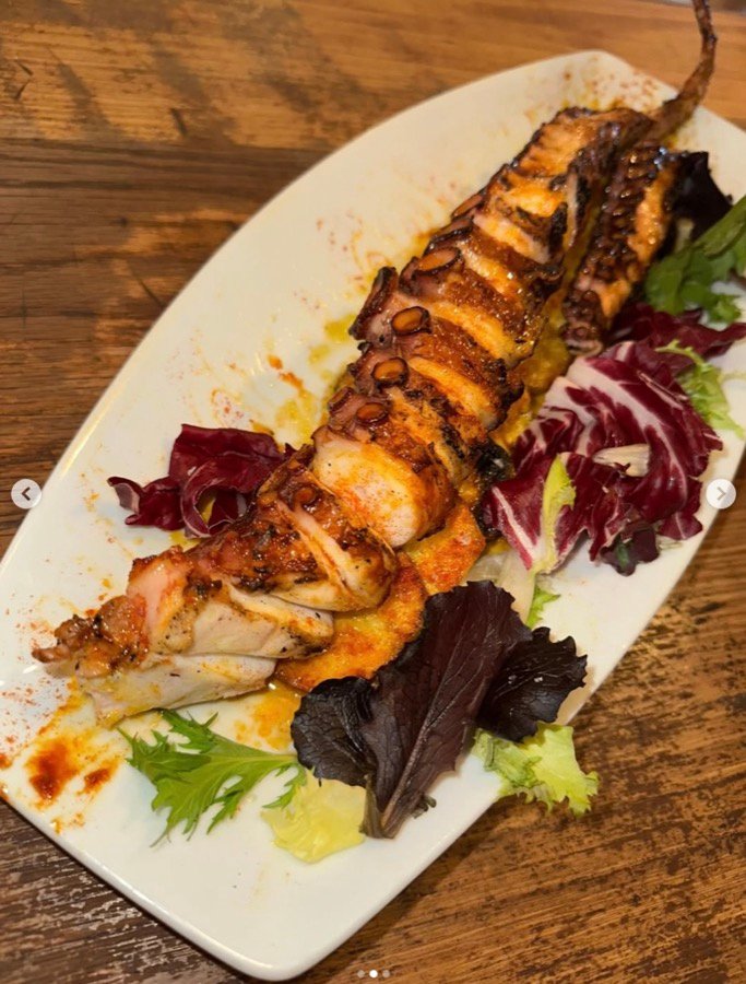 Pulpo a la brasa con ensalada